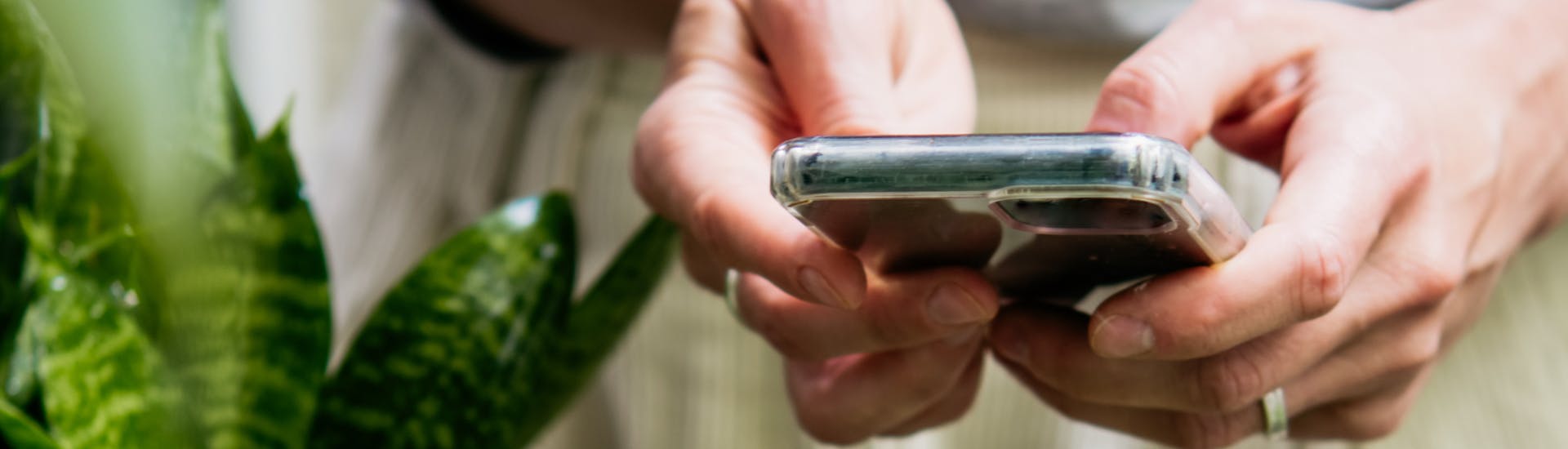 Photo de mains utilisent un smartphone en gros plan