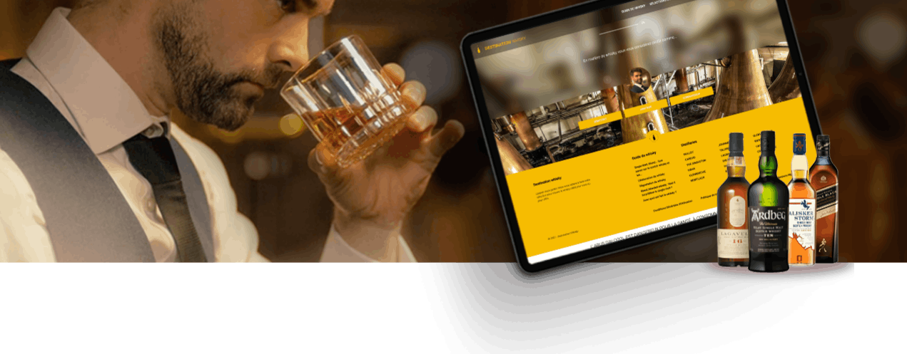 Extraits du site internet de Destination Whisky devant Nicolas Julhès portant un verre de whisky à son nez