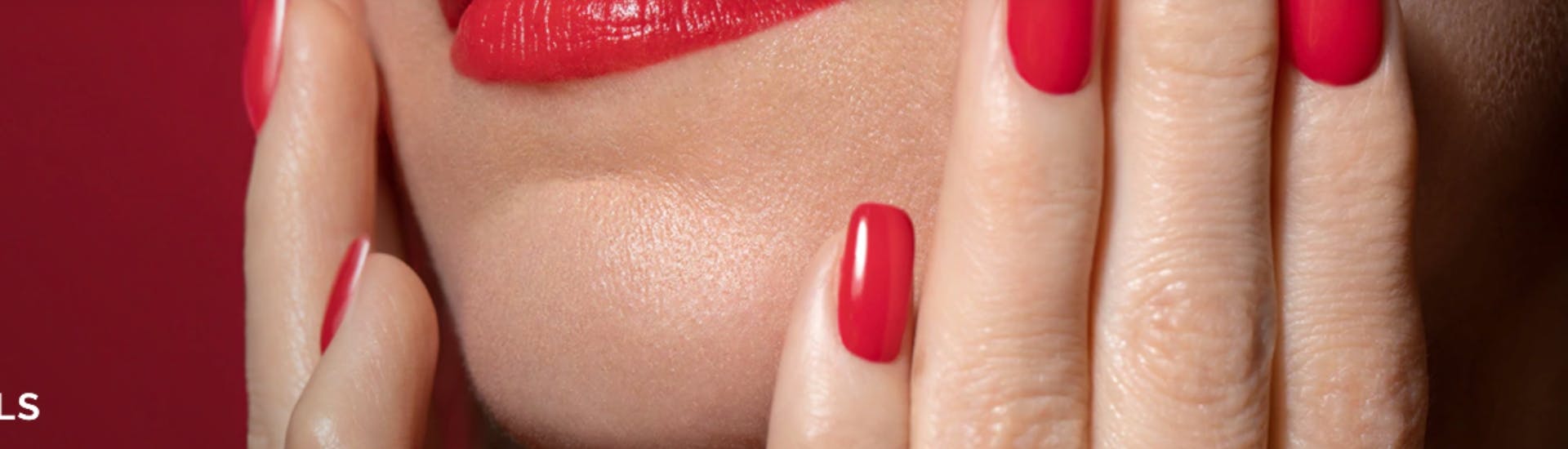 Femme maquillée et manucuré qui se prend le bas du visage entre les mains