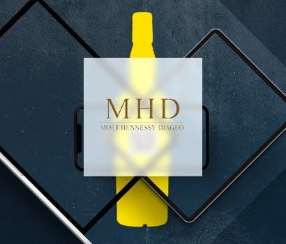 Logo Moët Hennessy Diageo devant le logo de la cave à whisky