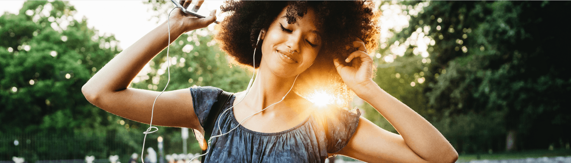 Femme qui écoute de la musique avec des écouteurs