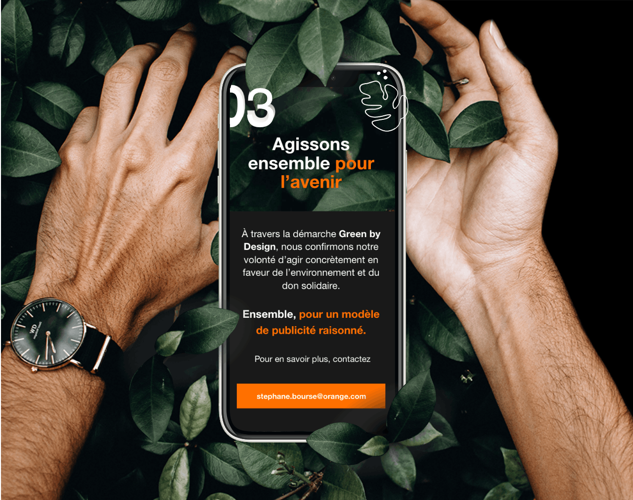 Photo de main utilisant un smartphone qui affiche la landing page de la campagne digitale d'Orange Advertising