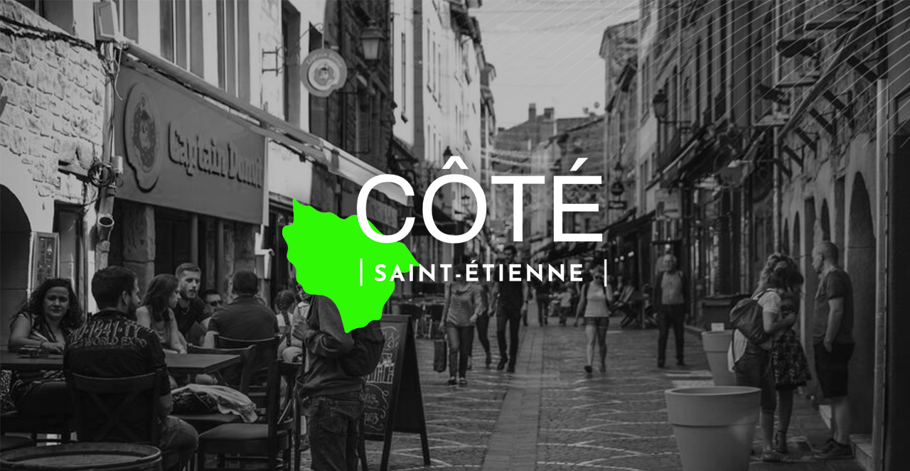 Logo Coté Saint-Etienne blanc sur fond de photo en noir et blanc