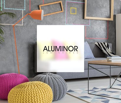 Logo Aluminor Luminaires avec en fond un salon