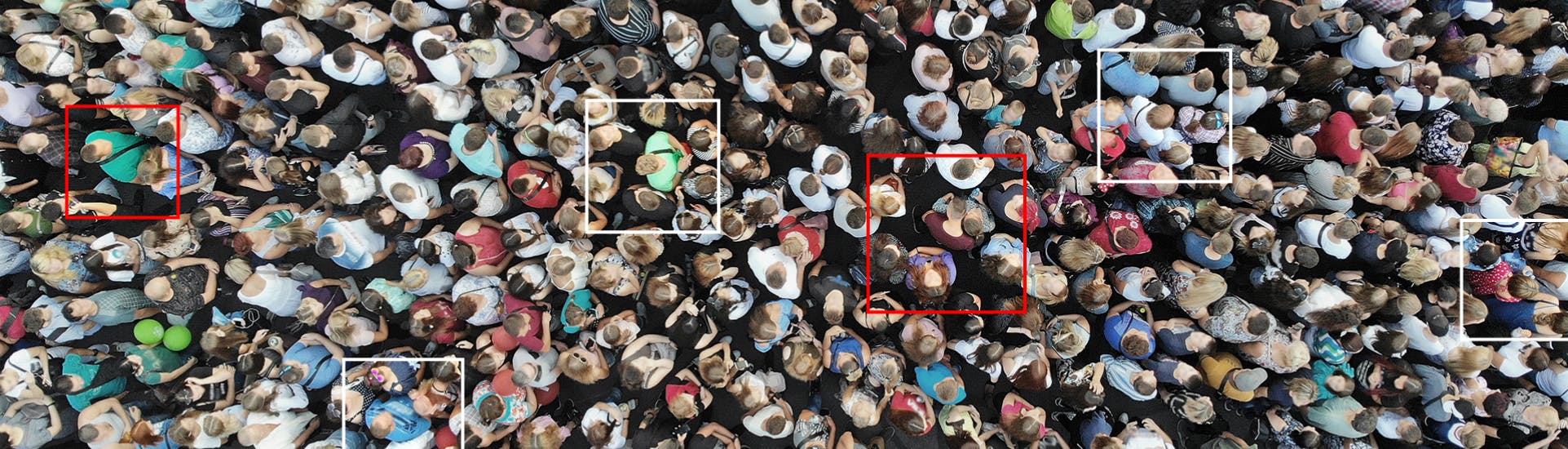Photo d'une foule vue de haut