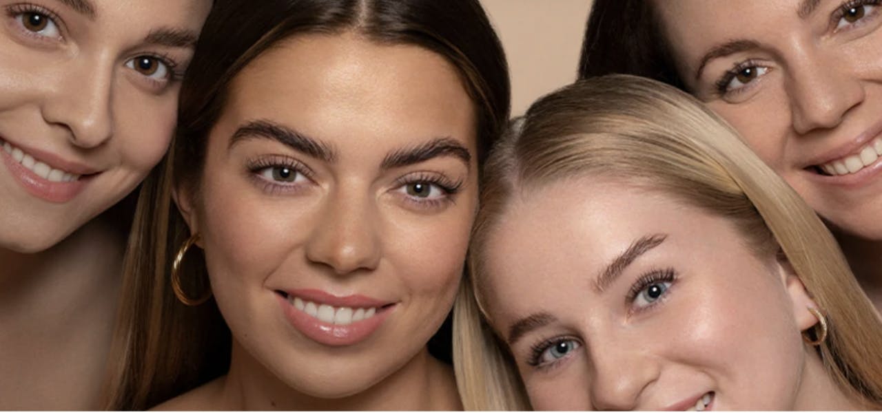 Portraits de 4 jeunes femmes souriantes
