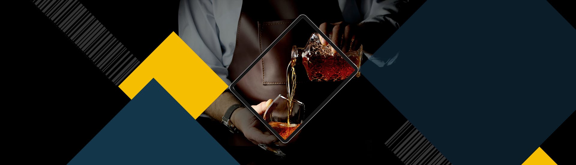 Une bouteille de whisky remplie un verre, vue à travers une tablette