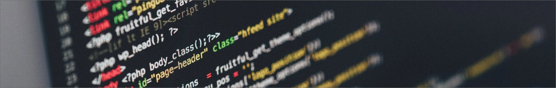 Bannière avec des lignes de codes floutées.