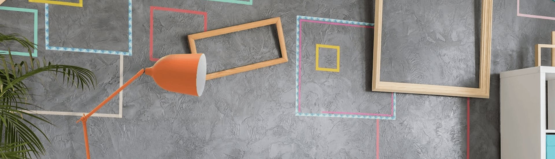 Photo d'un intérieur décoré avec gout. Un luminaire vendu par Aluminor trone au mileu du salon