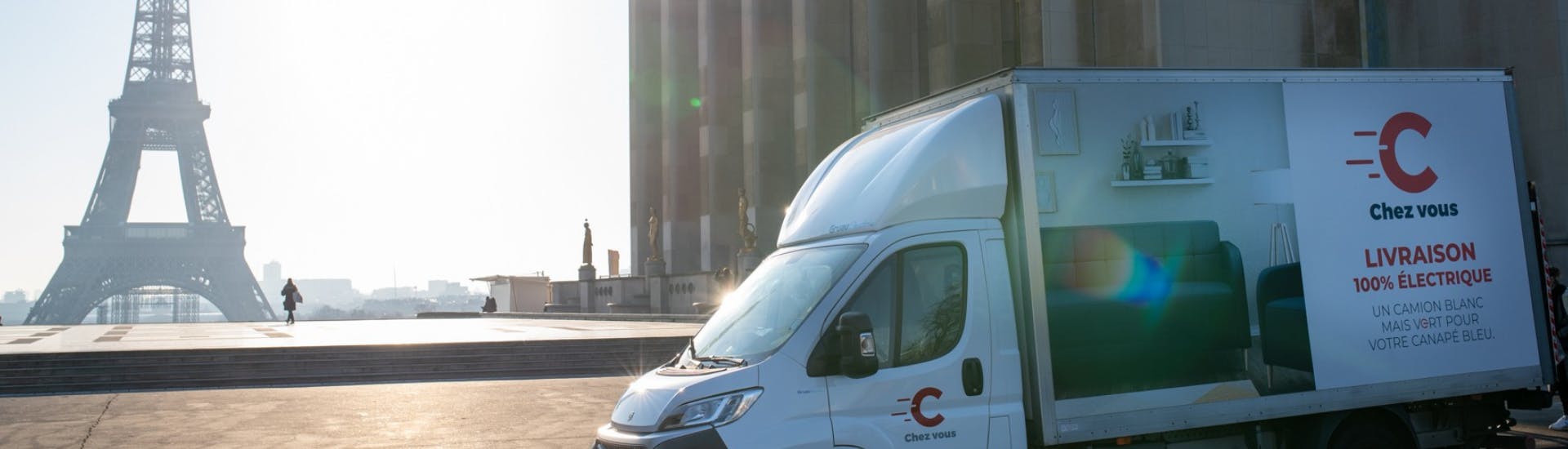 Un camion C Chez Vous fait une livraison devant la Tour Eiffel à Paris