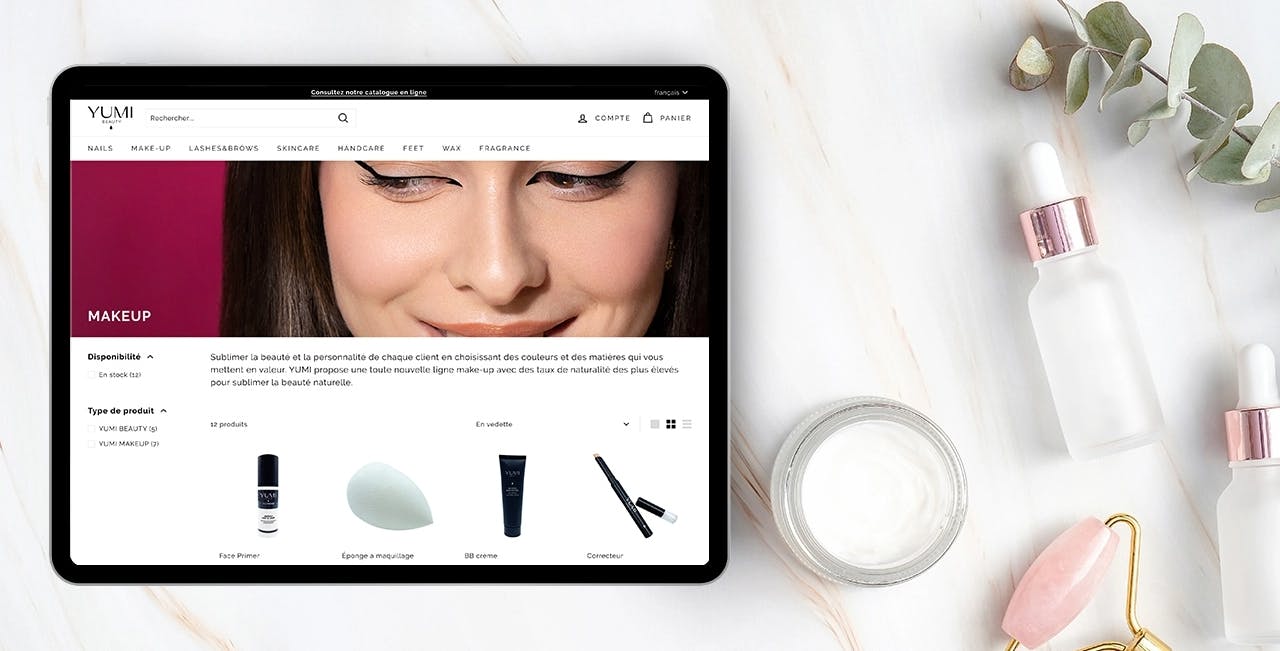 Focus sur une page produit du site internet Yumi Beauty dans un ipad posé sur une table