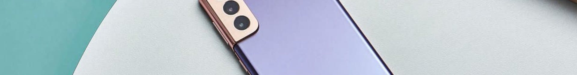 Logo Samsung devant un smartphone de la marque