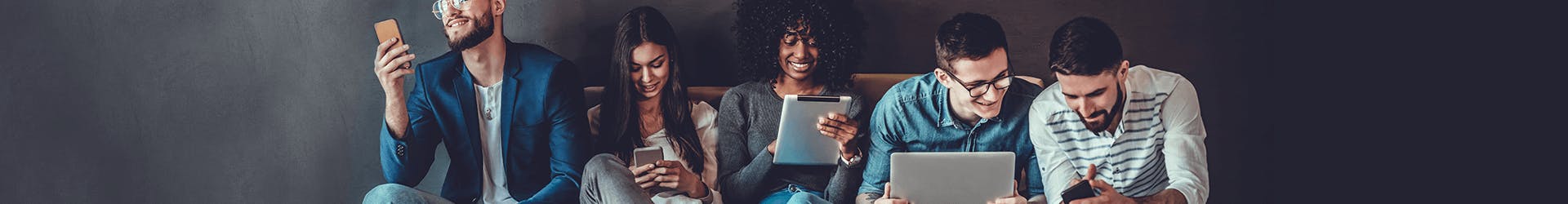 5 personnes utilisent différents appareils (smartphones, tablettes ou ordinateurs portables), tous sont reliés entre grace aux réseau de l'opérateur Orange