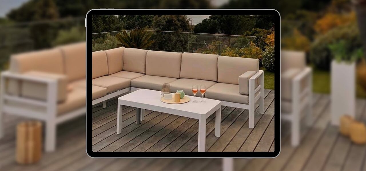 Un salon de jardin vu depuis le site e-commerce de Mobellia, sur une tablette